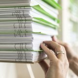 Le Conseil d'Etat a déposé deux projets de loi, visant à développer le principe "once only", qui vise à simplifier les démarches administratives, notamment en créant un coffre-fort numérique pour stocker et se partager les documents (image d'illustration). KEYSTONE/CHRISTIAN BEUTLER
